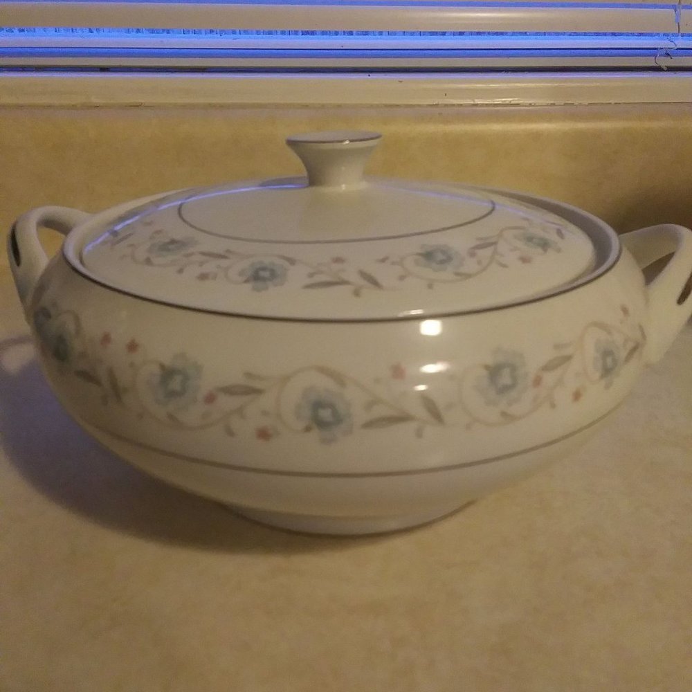 English Garden serving bowl soup tureen
